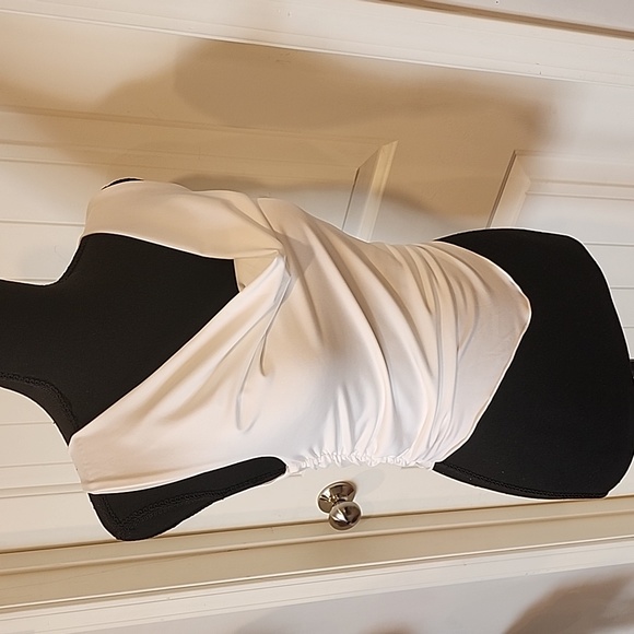 White sleeveless polyester crop top, light weight - Picture 1 of 6